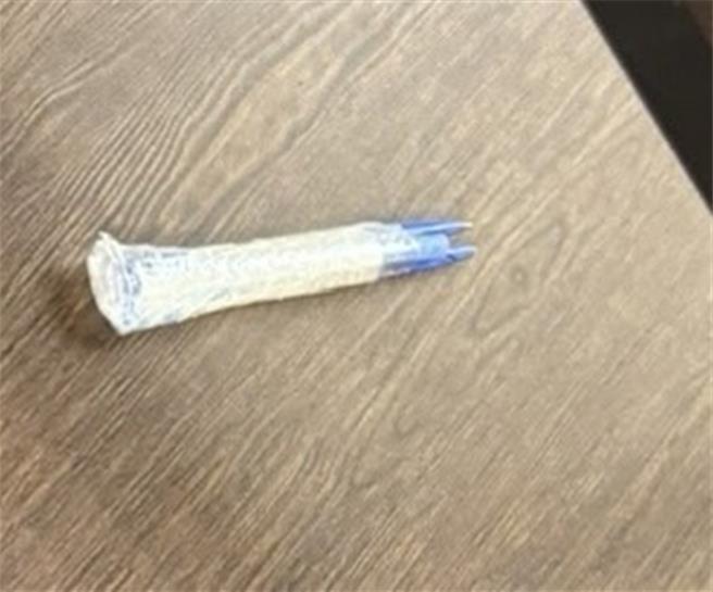 林男持原子筆刺傷何女頭部，導致其額頭受傷。（新莊警分局提供）