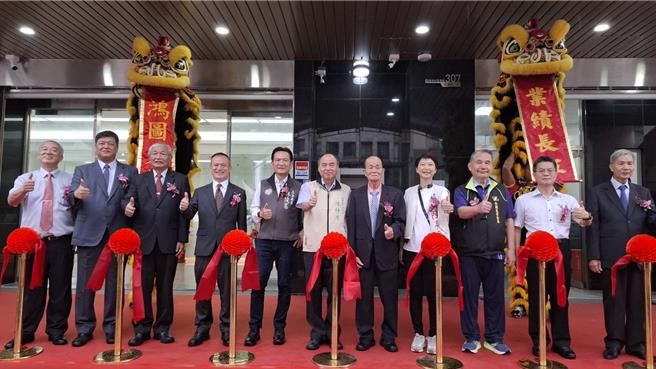 台南地区农会理事长叶繁弘（右五）14日主持开箱成功办事处新大楼，台南市立委林俊宪（左五）、陈亭妃（右四）都到场祝贺。（程炳璋摄）