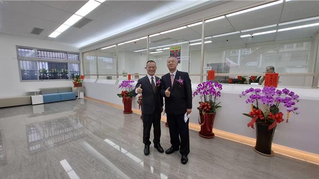 台南地区农会总干事杨宪仁（右）14日带着贵宾开箱新的农会办事处。（程炳璋摄）