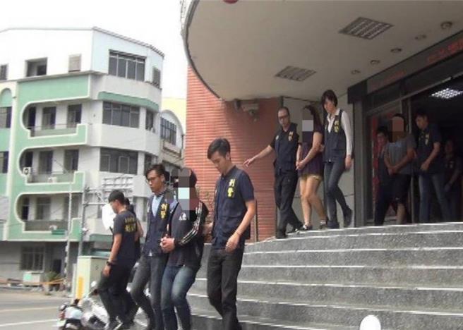 詐欺車手集團內部黑吃黑，扯出押人逼債強迫下跪裸身道歉，2名主嫌在逃，3名小弟被判刑。（示意圖，民眾提供／郭良傑高雄傳真）