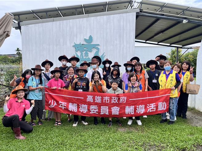 高市少年队及少辅会，与青少年们相揪前往桥头区水流庄牧场，来场有趣的牧场食农体验之旅。（画面翻摄／纪爰高雄传真）
