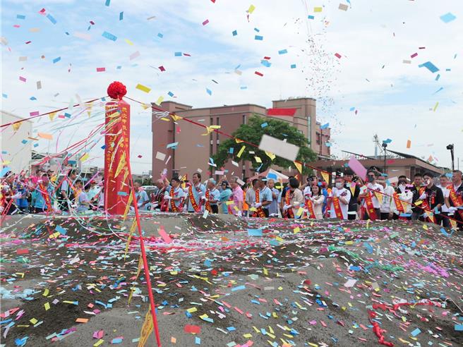 国家重要民俗「云林六房妈过炉」，2025至2026年轮值股为土库股，14日在云林县土库镇举办红坛新建工程动土典礼。炉主表示寻觅红坛位址过程相当神奇，冥冥之中有如神助。（张朝欣摄）