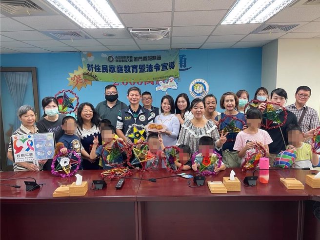 移民署南區事務大隊金門縣服務站今（14）日辦理家庭教育暨法令宣導活動，邀請來自越南的新住民鄭氏僑螢擔任講師，介紹越南的中秋節活動並DIY越南燈籠。(移民署南區事務大隊金門縣服務站提供）