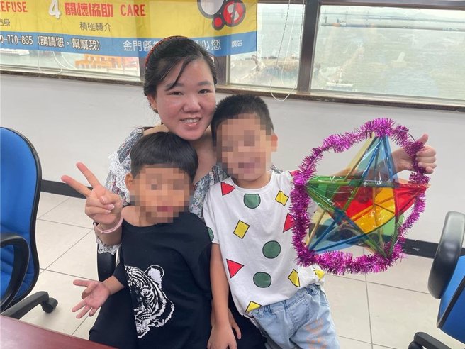 移民署南區事務大隊金門縣服務站今（14）日辦理家庭教育暨法令宣導活動，邀請來自越南的新住民鄭氏僑螢擔任講師，介紹越南的中秋節活動並DIY越南燈籠。(移民署南區事務大隊金門縣服務站提供）