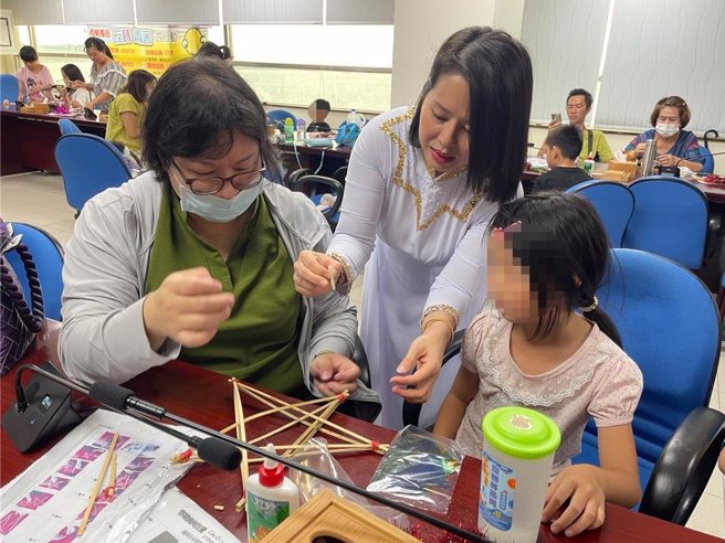 移民署南區事務大隊金門縣服務站今（14）日辦理家庭教育暨法令宣導活動，邀請來自越南的新住民鄭氏僑螢擔任講師，介紹越南的中秋節活動並DIY越南燈籠。(移民署南區事務大隊金門縣服務站提供）