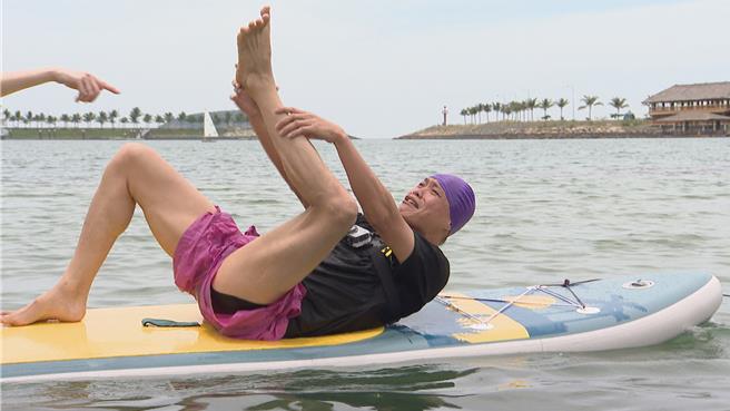 黃鐙輝玩遊戲時頻頻卡關。（《綜藝玩很大》提供）