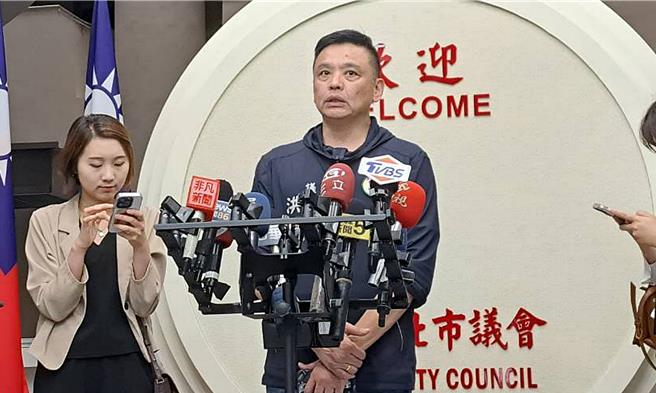 民進黨台北市議員洪健益14日表示，民眾黨前立委、時任市政顧問「血滴子」蔡壁如恐有涉案，並提出三大疑問，並表示若3天內蔡壁如未回應，就會公布手上有的證據。（温予菱攝）