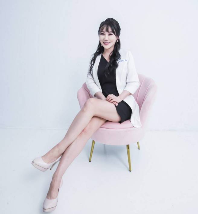 「整形女神」斯棋認為，可以適度透過醫美改善法令紋，讓自己更有自信。(家安生醫提供)