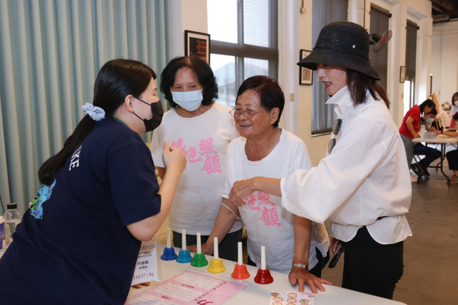 雲林莿桐鄉農會張鈺萱總幹事(右)陪同長輩闖關護理系設計關卡「統合力-律音鐘」。(北護大提供)