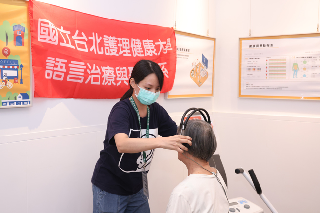 語聽系學生在童寶娟教授指導下協助長輩進行聽力功能檢測。(北護大提供)