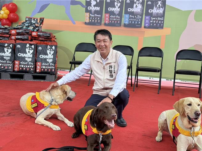 許智傑稱讚搜救犬受到良好的訓練。（許智傑服務處提供／郭良傑高雄傳真）