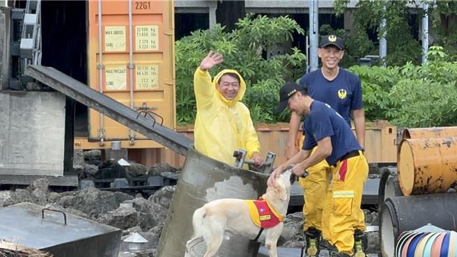 許智傑進入瓦礫模擬訓練場內體驗被搜救犬找出獲救的經驗。（許智傑服務處提供／郭良傑高雄傳真）