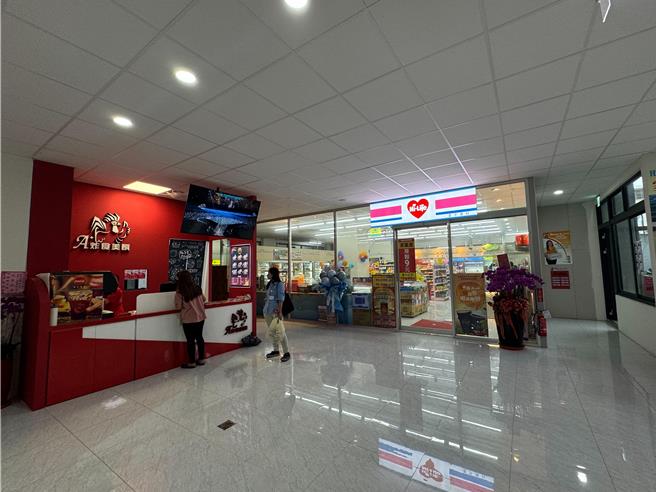 宿舍內有超商、餐廳、美容等店家。（江啟臣辦公室提供／李京昇台中傳真）