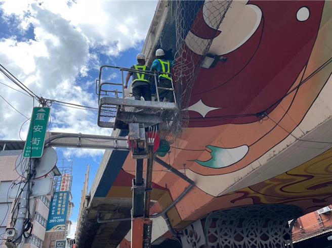 施工單位進行高架橋防護網修復。（新北市交通局提供）