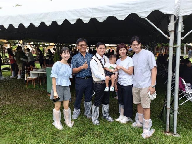 高雄市警察局长林炎田（中）参加原住民警察亲子活动，抱起原住民员警的孙子，与警眷及员警一起合影。（高雄市警局提供／郭良杰高雄传真）