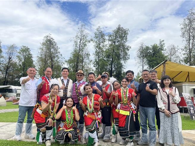 原住民舞蹈团、合唱团表演后与林炎田局长及来宾们合影。（高雄市警局提供／郭良杰高雄传真）