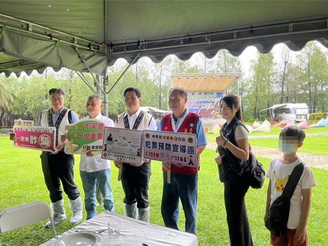 林炎田（左三）与来宾们一起做预防犯罪、反诈骗宣导。（高雄市警局提供／郭良杰高雄传真）