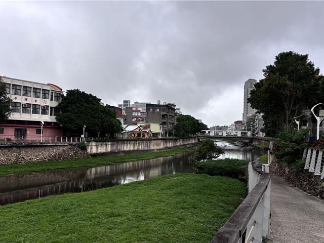 据交通部观光署公布2024年上半年统计桃园市最受欢迎的旅游景点，「中坜老街溪步道」吸引501万人次，高于341万人次的大溪老城区。（廖姮玥摄）