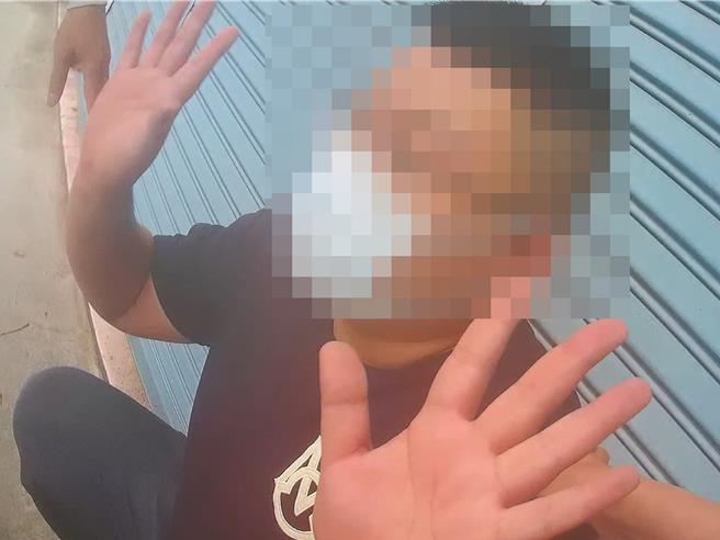 警方逮捕詐騙集團成員謝姓男子。（警方提供／孫英哲彰化傳真）