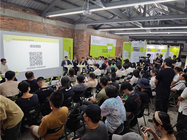 「台南火車站站前廣場願景展」14日舉辦論壇，各界專家學者及公民團體代表熱烈討論，也有不少市民到場提供建言。（交通局提供／洪榮志台南傳真）