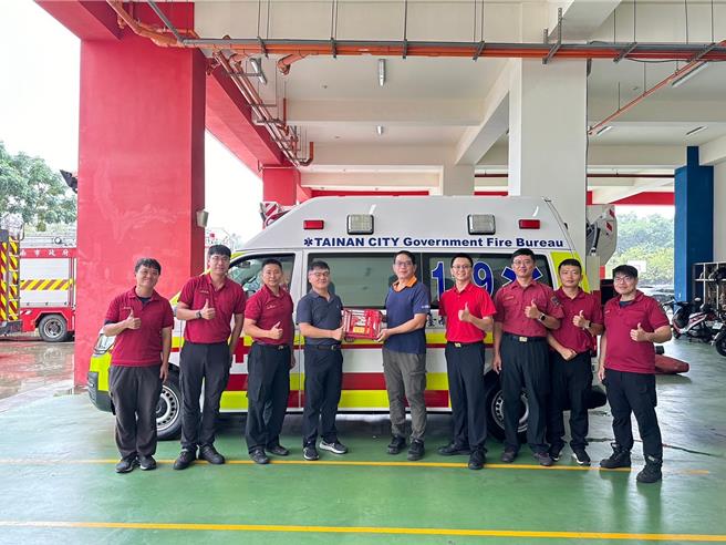 佳湘食品公司捐贈救護車給台南市消防局第三大隊。（民眾提供／寶智華台南傳真）