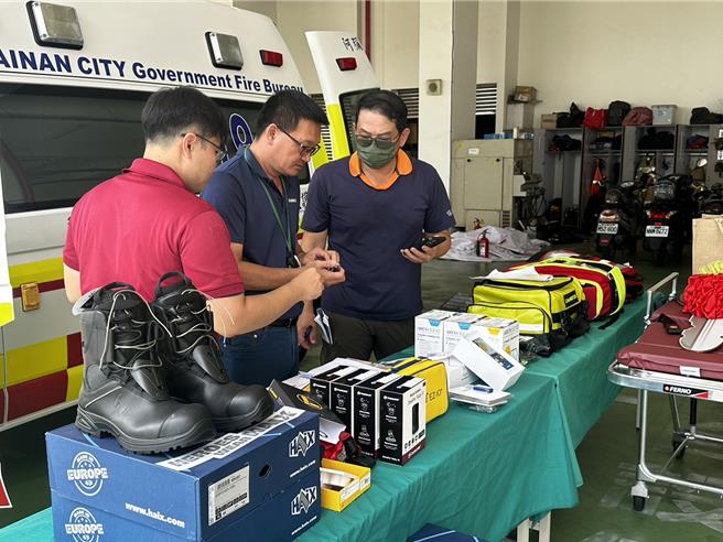 救護車配備了最新自動給氧機、影像式喉頭鏡、骨內輸液設備、夜光高度辨識急救包、嬰幼兒專用貼片式血氧機等高科技設備。（民眾提供／寶智華台南傳真）