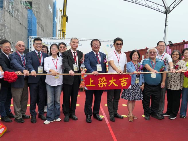 「國家級高齡醫學暨健康福祉研究中心」14日在雲林縣虎尾鎮舉行工程上梁祈福儀式，由衛福部長邱泰源（右七）、立委劉建國（右六）等人共同主持，預計明年底啟用，為台灣打造更完善的高齡健康醫學及照顧服務。（張朝欣攝）