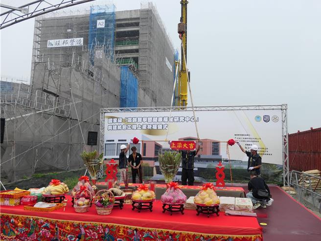 「國家級高齡醫學暨健康福祉研究中心」14日在雲林縣虎尾鎮舉行工程上梁祈福儀式，預計明年底啟用，結合台大醫院虎尾院區2期擴建，為台灣打造更完善的高齡健康醫學及照顧服務。（張朝欣攝）