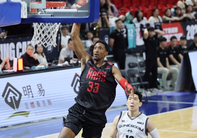 戰神洋將米勒準備飛身扣籃。(姚志平攝)