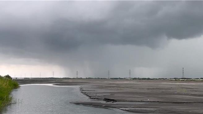 民眾在彰化县浊水溪出海口拍到雨瀑现象。（县政顾问黄坤煌提供／孙英哲彰化传真）