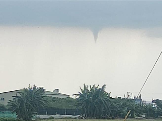 民眾拍到鹿港外海的水龙卷现象。（民眾提供／孙英哲彰化传真）