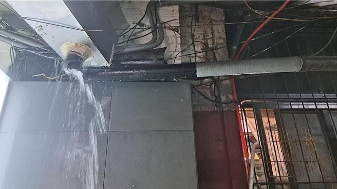 中央氣象署14日下午對台中市等縣市發布大雷雨訊息，中市第三市場傳出天花板坍塌，市府經發局表示，因大雨導致雨污分流的雨水管線爆裂，向下沖刷鄰近攤商自行設置的天花板所導，已緊急派工修復。（台中市府提供／陳淑芬台中傳真）