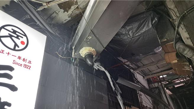 中央氣象署14日下午對台中市等縣市發布大雷雨訊息，中市第三市場傳出天花板坍塌，市府經發局表示，因大雨導致雨污分流的雨水管線爆裂，向下沖刷鄰近攤商自行設置的天花板所導，已緊急派工修復。（台中市府提供／陳淑芬台中傳真）