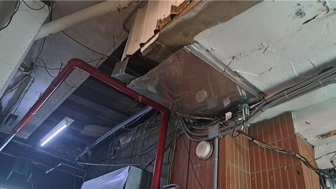 中央氣象署14日下午對台中市等縣市發布大雷雨訊息，中市第三市場傳出天花板坍塌，市府經發局表示，因大雨導致雨污分流的雨水管線爆裂，向下沖刷鄰近攤商自行設置的天花板所導，已緊急派工修復。（台中市府提供／陳淑芬台中傳真）