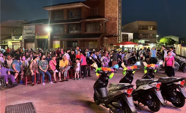 台中市龙井区丽水里12日举办中秋晚会，祭出600个奖项抽奖，全里2000多人的中奖率高达23.8％，会场座无虚席，欢呼声不间断。乌日分局丽水派出所14日表示，当天派出宣导团到场强化防诈及交安宣导，乡亲佳节聚集同乐之际，警方宣导不停歇。（警方提供／陈淑芬台中传真）