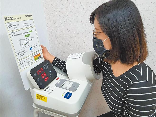 民眾量血压。（本报资料照）