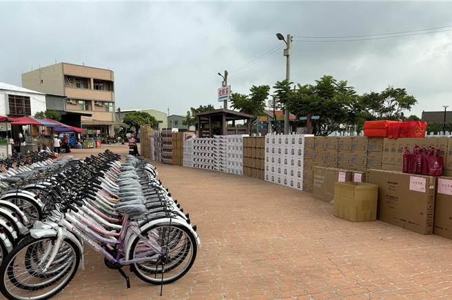 台中市龙井区丽水里12日举办中秋晚会，祭出600个奖项抽奖，全里2000多人的中奖率高达23.8％，会场座无虚席，欢呼声不间断。乌日分局丽水派出所14日表示，当天派出宣导团到场强化防诈及交安宣导，乡亲佳节聚集同乐之际，警方宣导不停歇。（警方提供／陈淑芬台中传真）