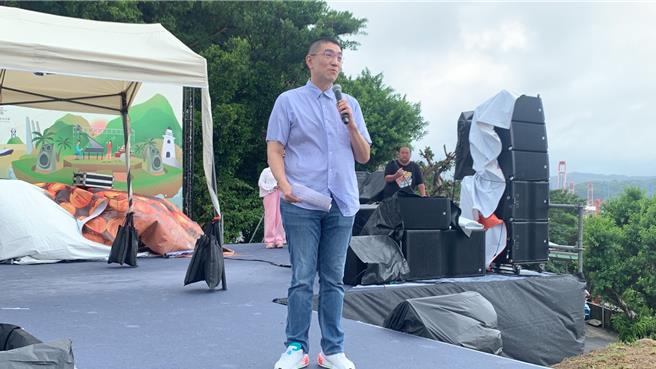 基隆市文化观光局14日举办「遇见白米瓮 山与海的音乐厅」活动，由知名艺人周蕙、荒山亮等歌手轮番上阵，基隆市长谢国梁也到场与民眾同乐。（徐佑升摄）