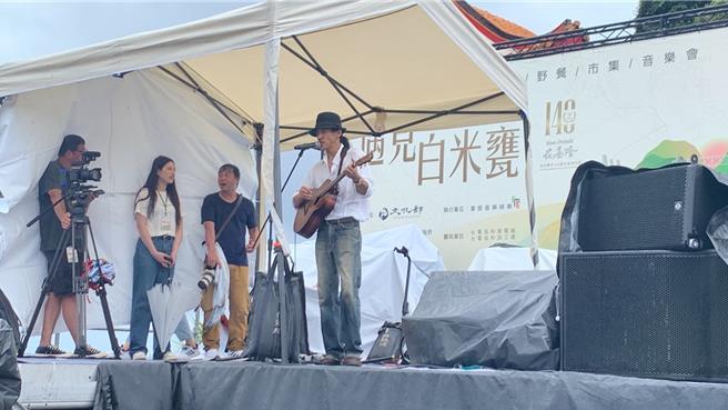 基隆市文化观光局14日举办「遇见白米瓮 山与海的音乐厅」活动，由知名艺人周蕙、荒山亮等不同曲风歌手轮番上阵。（徐佑升摄）