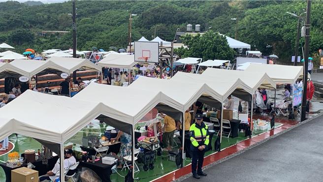 基隆市文化观光局14日举办「遇见白米瓮 山与海的音乐厅」活动，由知名艺人周蕙、荒山亮等不同曲风歌手轮番上阵，现场也有美食市集可享用。（徐佑升摄）