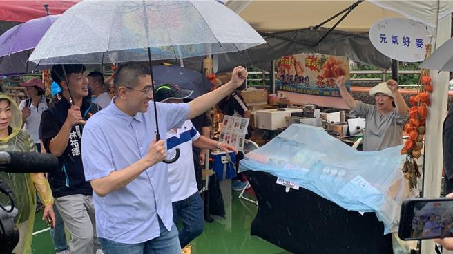 基隆市文化观光局14日举办「遇见白米瓮 山与海的音乐厅」活动，基隆市长谢国梁也到场与民眾同乐，受到热烈支持。（徐佑升摄）