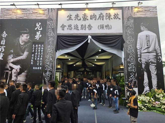 屏东角头「鸭头」5日告别式办得格外隆重盛大。（图／罗琦文摄）