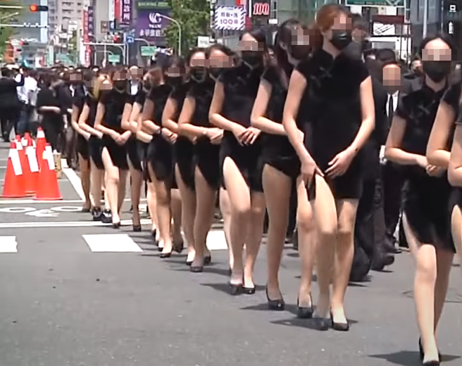 屏东角头「鸭头」陈昫豪告别式会场外，来了一整排穿着黑旗袍的长腿礼生。（图／翻摄自中天电视）