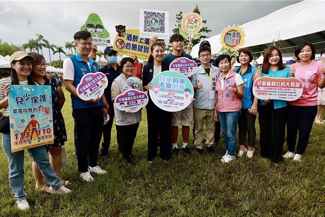 南投县府与千禧龙青年基金会14日在中兴新村举办「菁音」草地音乐祭活动，吸引上千亲子参加同乐。南投县长许淑华（前排右七）表示，希望透过野餐、生活市集活动带动亲子交流，以「寓教于乐」方式将儿童权益公约精神融入音乐祭活动，唤起社会重视儿童权利。（南投县政府提供／陈淑芬南投传真）