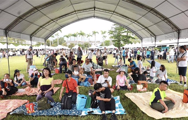 南投县府与千禧龙青年基金会14日在中兴新村举办「菁音」草地音乐祭活动，吸引上千亲子参加同乐。（南投县政府提供／陈淑芬南投传真）