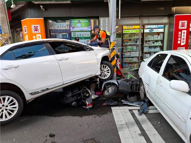 云林县虎尾镇14日下午5点许，2汽车追逐失控撞上电线杆，波及6名路人与机车骑士，其中1人左小腿骨折，伤势最严重，其余5人轻伤。（云林县消防局提供／张朝欣云林传真）
