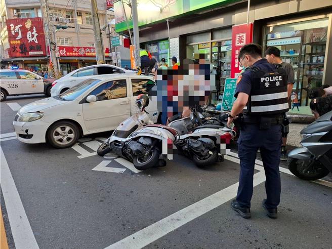 云林县虎尾镇14日下午5点许，2汽车追逐失控撞上电线杆，波及6名路人与机车骑士，其中1人左小腿骨折，伤势最严重，其余5人轻伤。（云林县消防局提供／张朝欣云林传真）