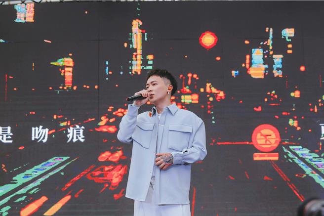 萧秉治14日在台北信义区举办签票会。（相信音乐提供）