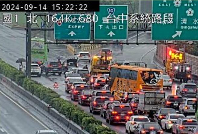 國1南向165公里處事故情形。（高公局提供／蔡明亘台北傳真）