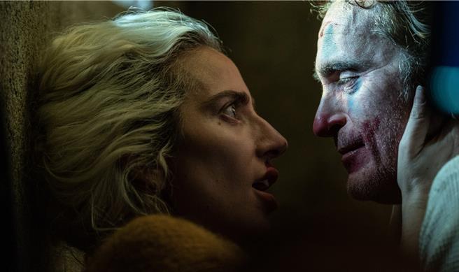 《小丑：雙重瘋狂》由瓦昆菲尼克斯（右）、女神卡卡主演。（華納兄弟提供）